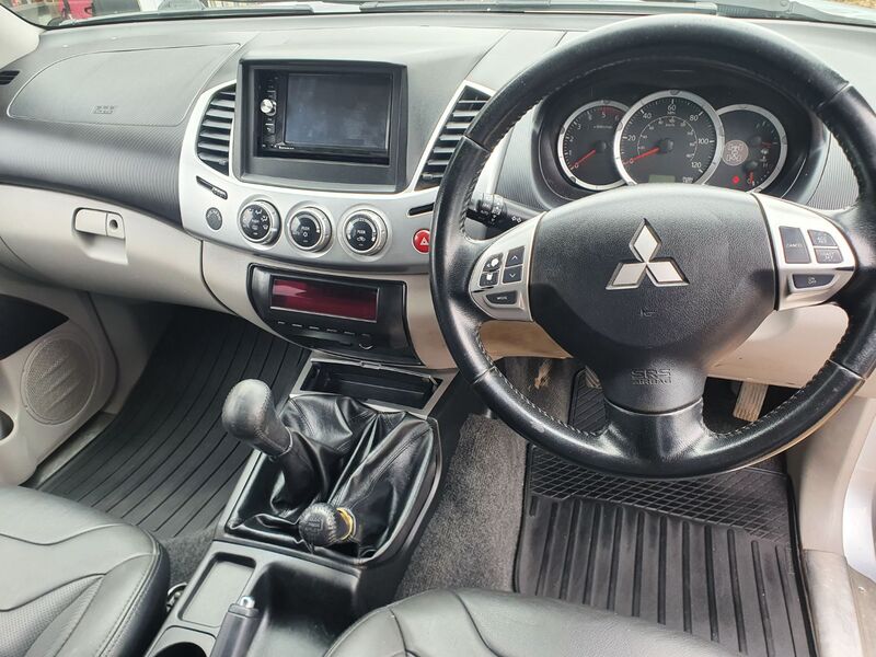 MITSUBISHI L200